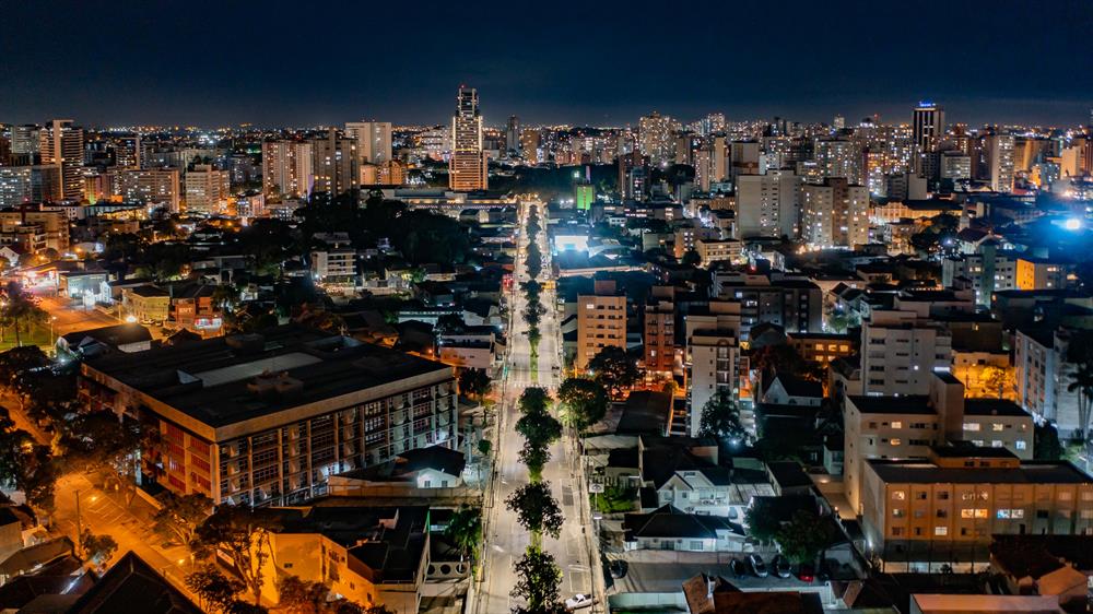 studio em curitiba skyline noturno